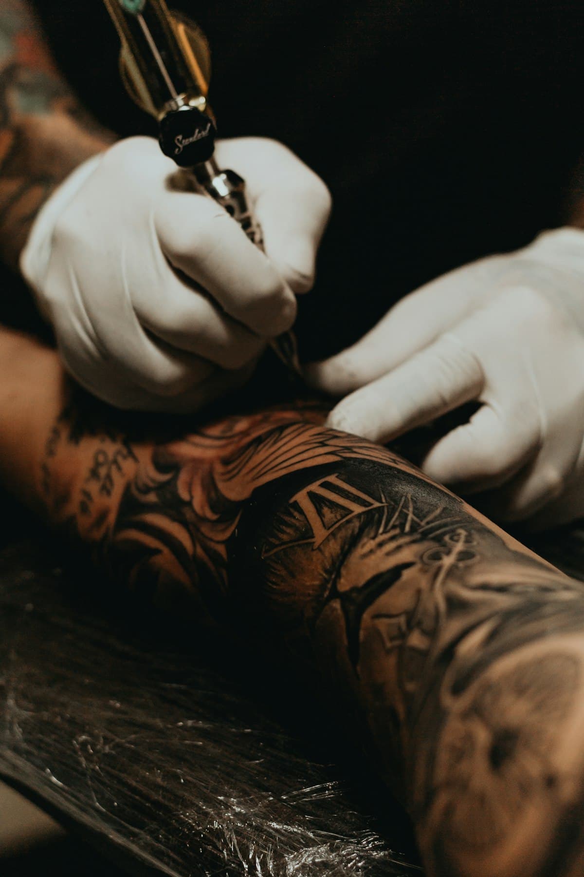 Tattoo-Künstlerin bei der Arbeit im Studio